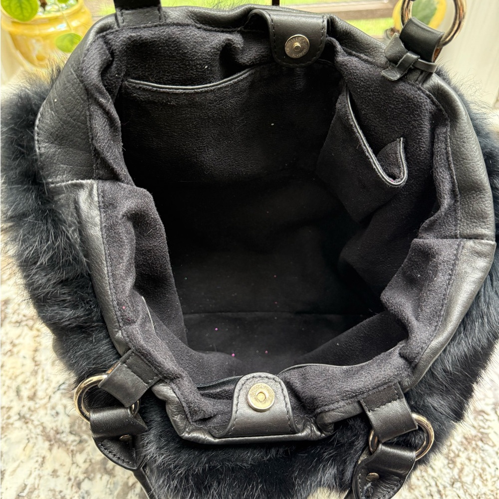 Luxurious Black Fur-Accent Shoulder Bag - Picture 10 of 10